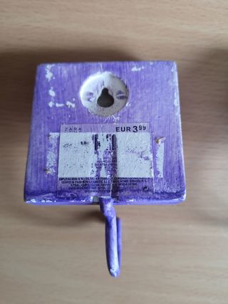 Colgadores de pared morados y blancos