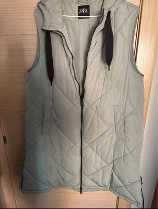 Chaleco Zara gris acolchado con capucha
