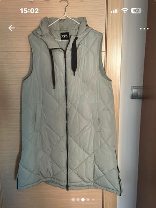 Chaleco Zara gris acolchado con capucha