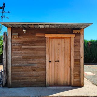 Caseta  madera Teka para trastero. Muy buen estado