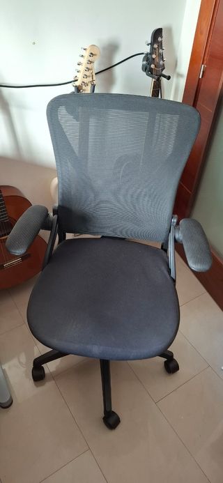 Silla de despacho ergonómica con brazos abatibles 