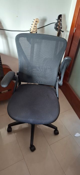 Silla de despacho ergonómica con brazos abatibles 
