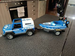 Coche Policía Azul 4x4 con remolque y lancha