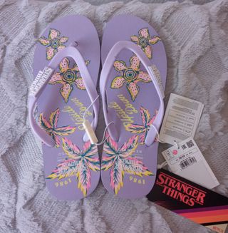 Chanclas Reserved Stranger Things Moradas con etiq