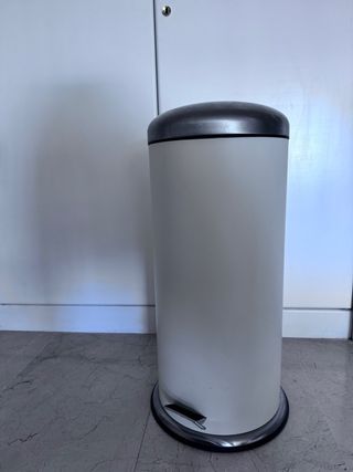 Cubo basura pedal blanco 30L metal y plástico
