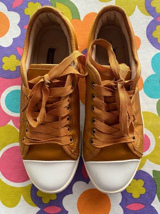 Zapatos Uterqüe mostaza talla 36