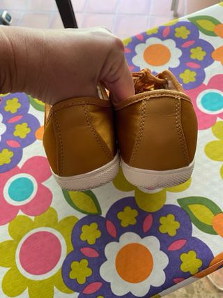 Zapatos Uterqüe mostaza talla 36