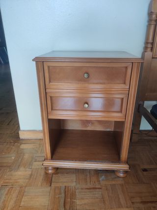 Mesita de noche de madera