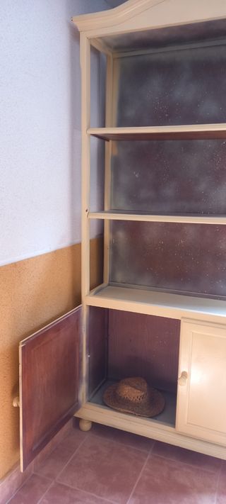 Armario de madera y  las baldas  de aglomerado