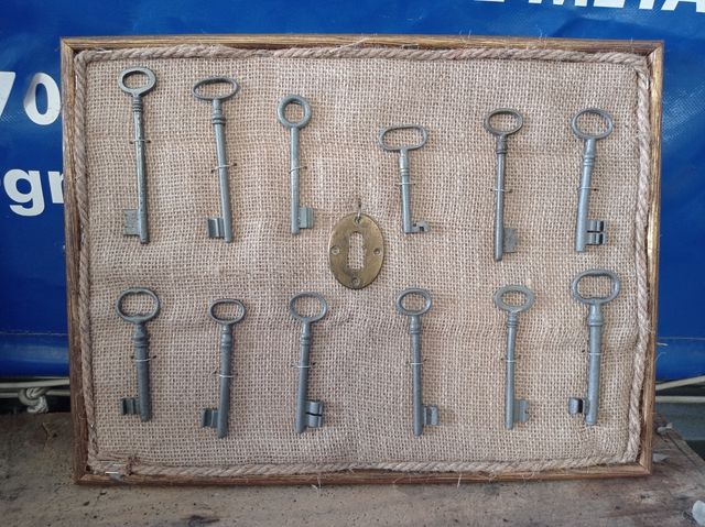 Cuadro con 11 llaves antiguas de hierro