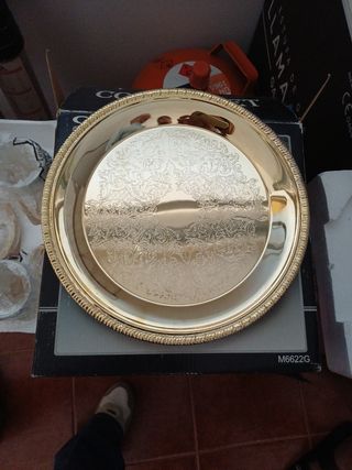 Bandeja dorada con grabado