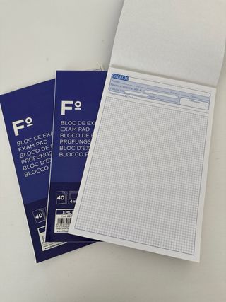 TRES blocs de exámenes de hoja cuadriculada.
 