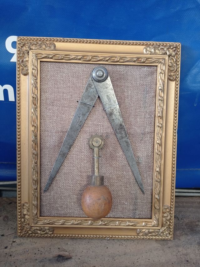 Herramientas antiguas en cuadro decorativo