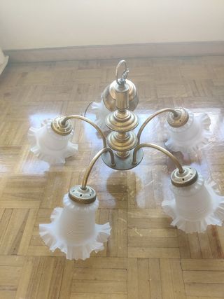 Lámpara de metal dorada con tulipas de cristal