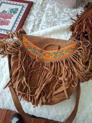 3 bolsos de piel con flecos y detalles