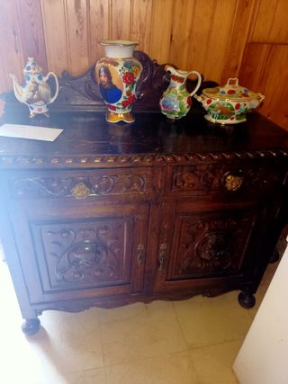 Mueble Antiguo de Madera Oscura
