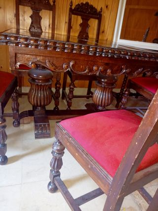 Mueble Antiguo de Madera Oscura