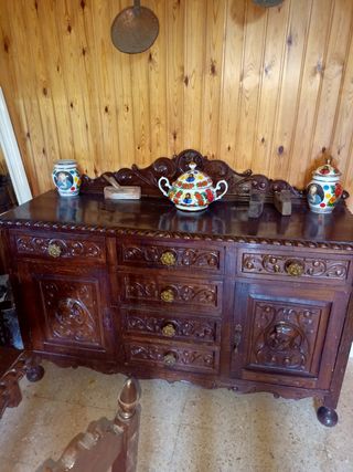 Mueble Antiguo de Madera Oscura
