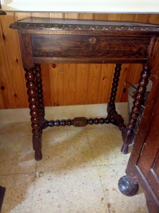 Mueble Antiguo de Madera Oscura