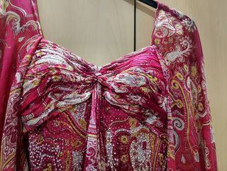 Vestido de fiesta estampado rosa con pedrería 