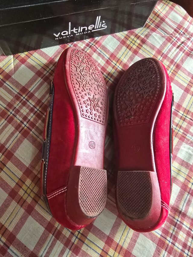 Manoletinas rojas y azules con detalle de cadena