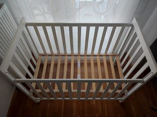 Cuna blanca de madera