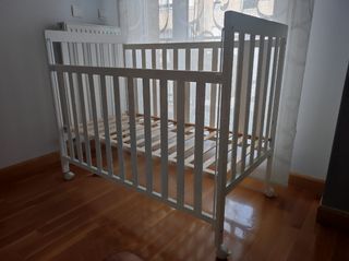 Cuna blanca de madera