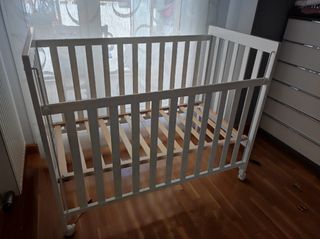 Cuna blanca de madera