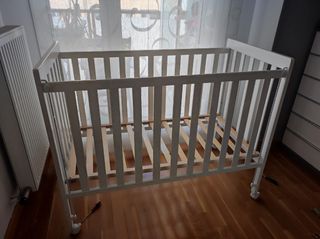 Cuna blanca de madera