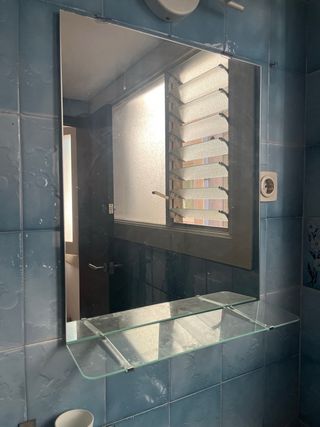 Espejo de baño con estante de cristal