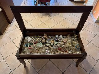 Tavolino vetrina in legno massello – Arte povera