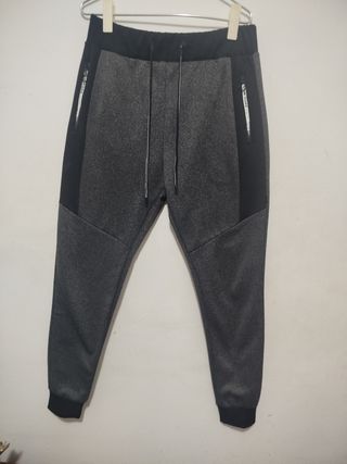 Pantalón de chándal gris y negro