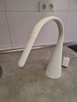Lámpara de escritorio blanca flexible