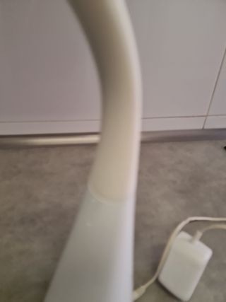 Lámpara de escritorio blanca flexible