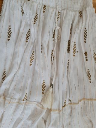 Vestido blanco con detalles dorados