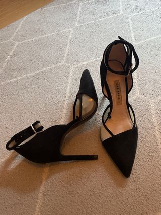 Zapatos de tacón Zara negros y beige