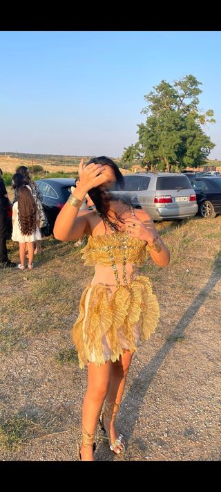 Vestido de fiesta beige y dorado