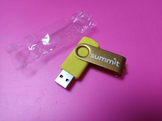 Pendrive Summit 16GB Dorado y Amarillo