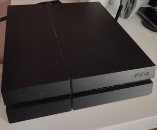 PS4 (PlayStation 4) Negra + 2 mandos + 6 juegos.
