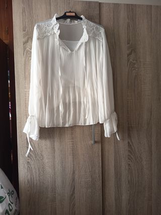 Blusa blanca con encaje y volantes