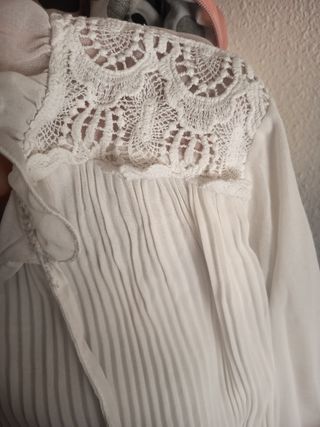 Blusa blanca con encaje y volantes