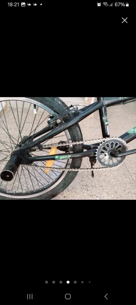 Bicicleta BMX negra freestyle