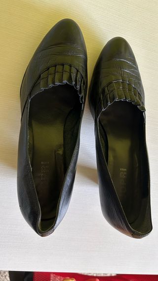 Zapatos de tacón negros con un fruncido