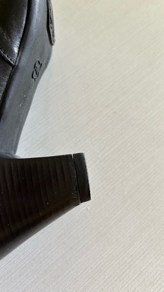 Zapatos de tacón negros con un fruncido