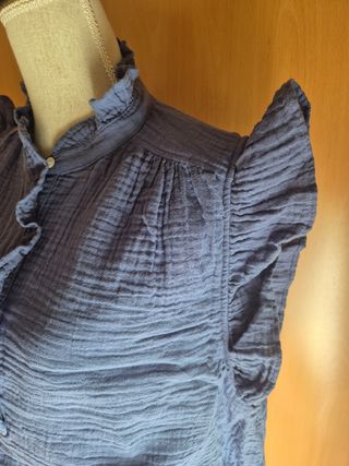 Blusa H&M azul con volantes