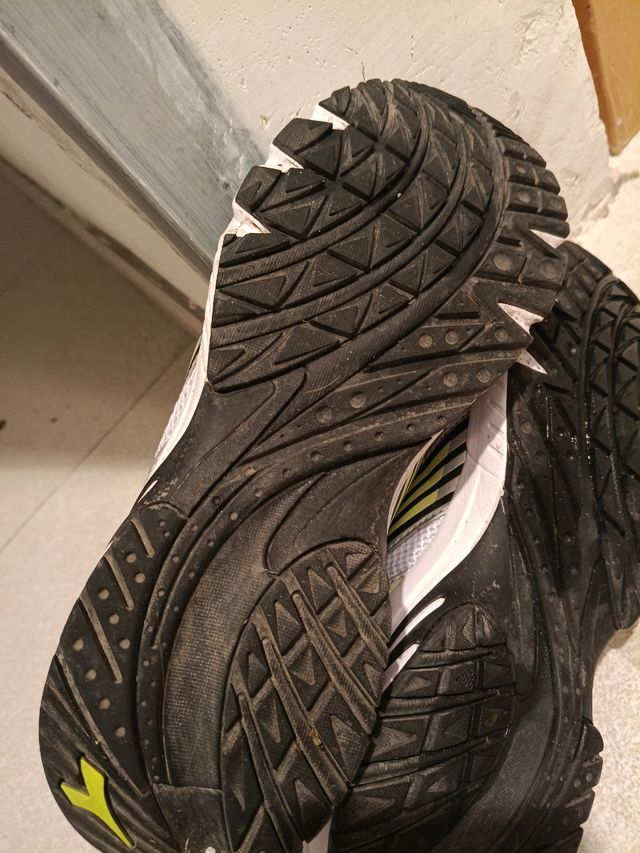 Zapatillas Diadora plateadas y blancas