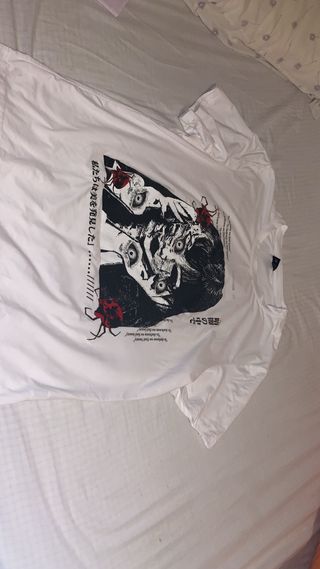 Camiseta blanca con estampado japonés tomie 