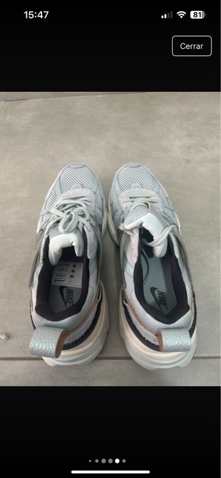 Zapatillas Nike grises y blancas