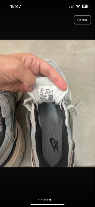 Zapatillas Nike grises y blancas