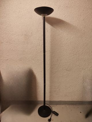 Lámpara de pie negra con luz regulable 